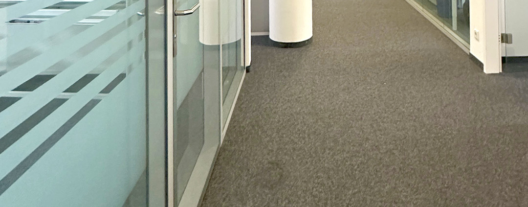 Glaswände unterstützen die Akustikoptimierung Büro Köln und schaffen helle, strukturierte Arbeitsbereiche im PREVOR-Büro – geplant von Atelier Fouquez.